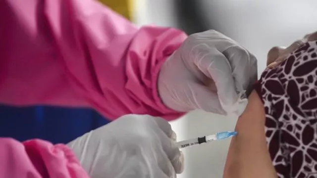 Pengamat Komentari Penurunan Vaksin Saat PPKM Darurat - GenPI.co