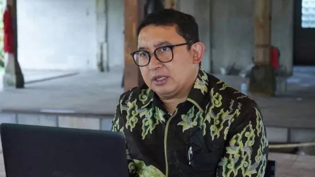 Fadli Zon Minta Pria Pembawa Poster Kritik Jokowi Dibebaskan - GenPI.co