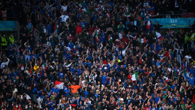 Italia Cetak Gol Spektakuler, Inggris Porak-poranda - GenPI.co