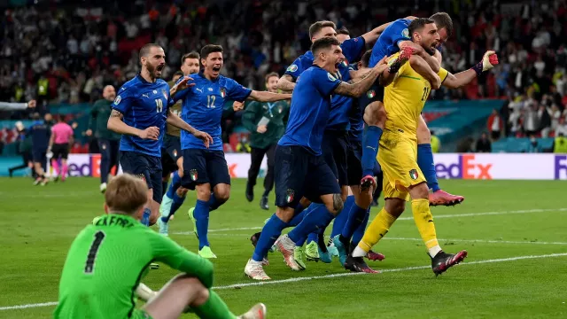 Juara Usai Hancurkan Inggris, Italia Pecahkan Rekor Eropa! - GenPI.co