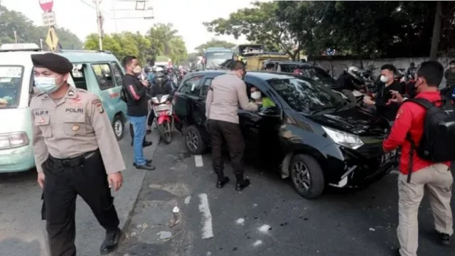 Polisi Geser Penyekatan di Jalan Daan Mogot, Kurangi Mobilitas! - GenPI.co