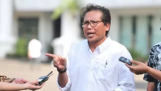 Isu 3 Periode Bergulir, Fadjroel Rachman Sebut Jokowi Tegak Lurus - GenPI.co