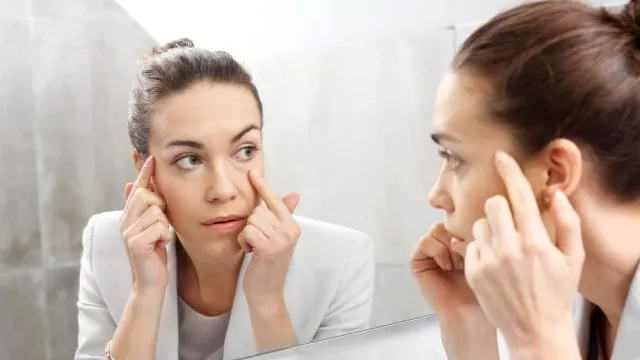 3 Trik Makeup Untuk Samarkan Kerutan Wajah, Cek Ladies! - GenPI.co