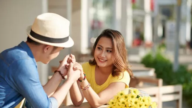 3 Cara Meminta Maaf kepada Pasangan, Pasti Hatinya Meleleh - GenPI.co