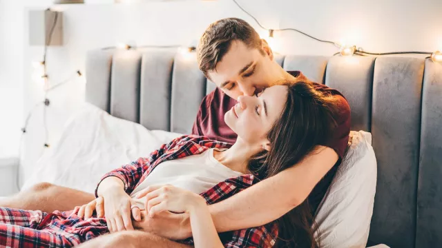 3 Hal Romantis Bikin Hubungan Kian Hangat, Suami Makin Sayang - GenPI.co