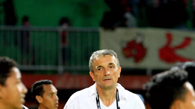 Coach Milo Sebut Sepak Bola Bisa Bantu Lepaskan Stres Warga - GenPI.co