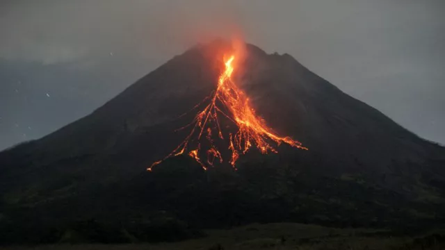 Status Gunung Merapi Siaga, Keluarkan Guguran Lava Pijar, Bahaya! - GenPI.co