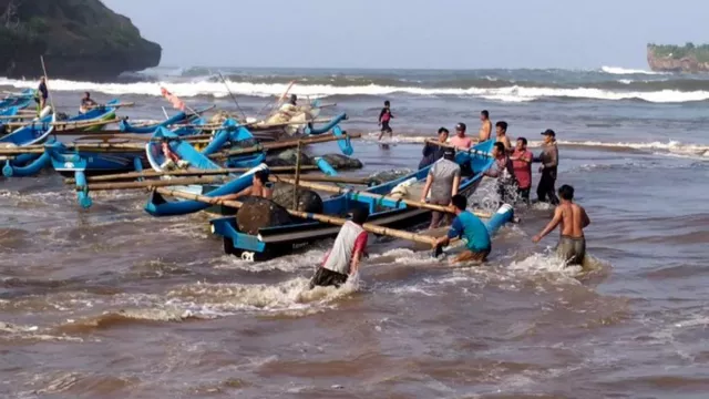 Gelombang Tinggi, Sejumlah Bangunan di Pantai Gunungkidul Rusak - GenPI.co