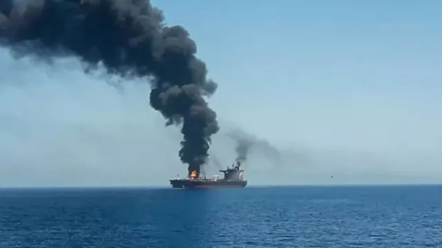 Kapal Israel Lewat di Teluk Oman, Asap Hitam pun Membubung - GenPI.co