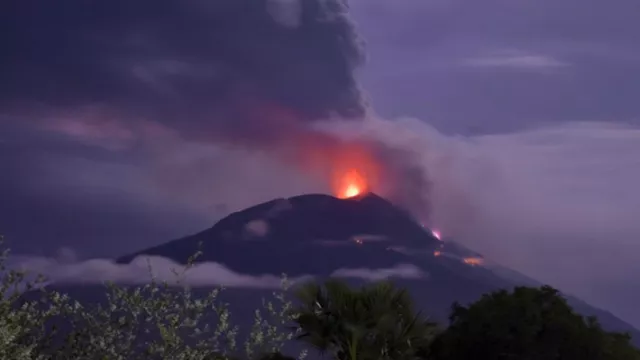 Gunung Lewotolok Erupsi, Hujan Abu Guyur 5 Desa - GenPI.co