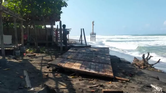 Gelombang Laut Capai 7 Meter, Rusak Warung di Pantai Cianjur - GenPI.co