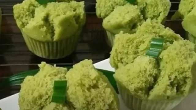 Resep Bolu Kukus Pandan yang Merekah Sempurna - GenPI.co