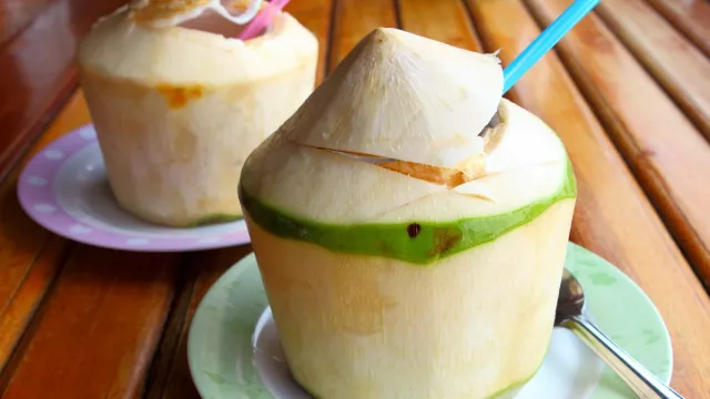 Minum Air Kelapa Setiap Hari, Bisa Mencegah 3 Penyakit Ganas - GenPI.co