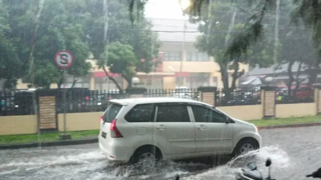 Potensi Hujan Lebat dan Angin Kencang, BMKG Imbau Warga Waspada - GenPI.co