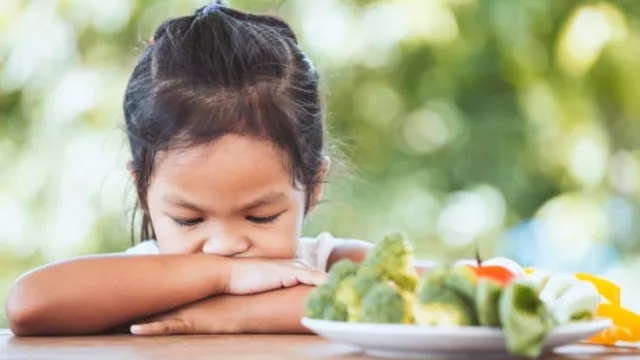 3 Cara Jitu Mengatasi Anak yang Suka Pilih-pilih Makanan - GenPI.co
