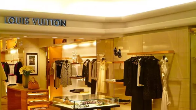 Heboh Baju Dinas Berbahan Louis Vuitton, Pengamat Marah Besar - GenPI.co
