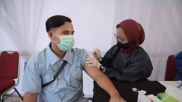 Pengunjung Mal di Bandung Bisa Dapat Vaksin Covid-19 - GenPI.co