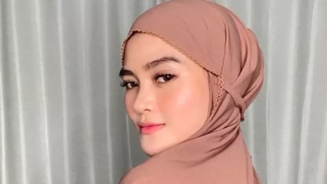 Kabar Eks Istri Zikri Daulay Nikah Lagi, Intip Gaya Hijab Henny - GenPI.co