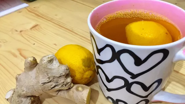 Rutin Minum Air Lemon Campur Kunyit, Wanita Dijamin Ketagihan - GenPI.co