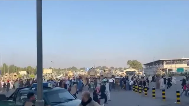 Chaos di Bandara Kabul, Kondisi Afghanistan Sungguh Mencekam - GenPI.co