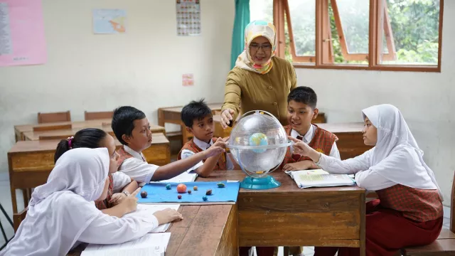 Demi Anak Bangsa, Guru di Sumsel Rela Bawa Genset untuk Mengajar - GenPI.co Demi Anak Bangsa, Guru di Sumsel Rela Bawa Genset untuk Mengajar - GenPI.co