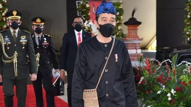 JJ Rizal Singgung Baju Adat Badui yang Dikenakan Presiden Jokowi - GenPI.co