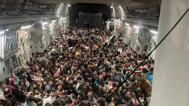 Hindari Taliban, 640 Warga Afghanistan Berjejal di Pesawat AS - GenPI.co