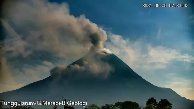 Gawat, Gunung Merapi Keluarkan Lava Pijar, Warga Diminta Waspada - GenPI.co