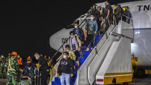 Pesawat TNI AU Bawa 26 WNI dari Afghanistan Tiba di Jakarta - GenPI.co Pesawat TNI AU Bawa 26 WNI dari Afghanistan Tiba di Jakarta - GenPI.co