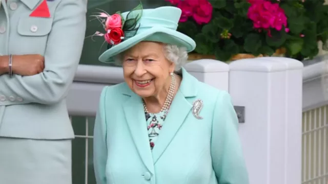 5 Fakta Aturan Busana Kerajaan yang Diterapkan Ratu Elizabeth II - GenPI.co