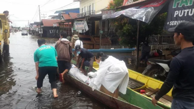 Menerjang Banjir, Pasien Dievakuasi ke RS Rujukan Memakai Sampan - GenPI.co