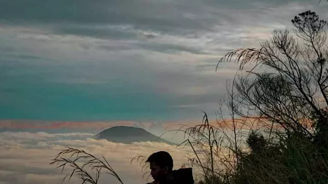 Sumut Punya Bukit dengan Panorama Lautan Awan, Sungguh Eksotis - GenPI.co