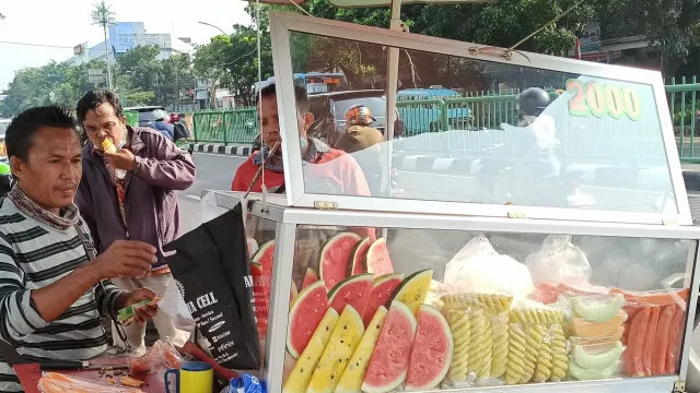 PPKM Level Berlangsung, Omzet Pedagang Buah Potong Merosot Tajam - GenPI.co PPKM Level Berlangsung, Omzet Pedagang Buah Potong Merosot Tajam - GenPI.co