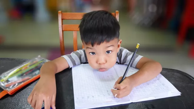 Anak Menunjukkan 7 Gejala Ini, Tanda Mengalami Gangguan Belajar - GenPI.co