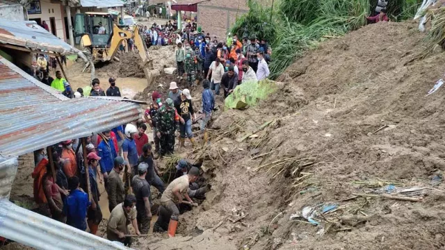 Banjir dan Tanah Longsor Melanda Balikpapan, 800 Jiwa Mengungsi - GenPI.co