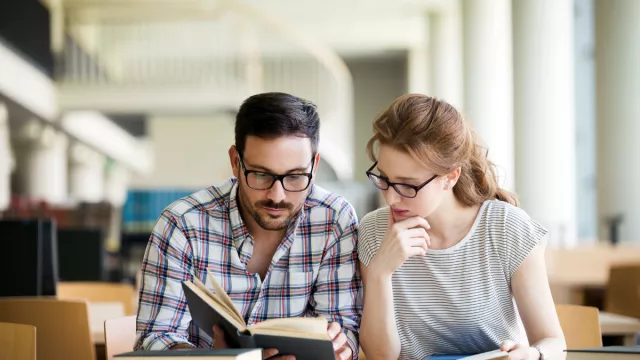 Pegiat Literasi Beber Cara Agar Tak Mudah Bosan Saat Membaca - GenPI.co