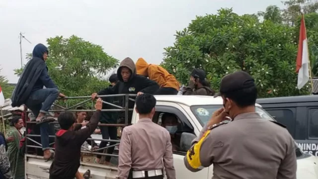 Polisi Bubarkan Bonek di Stadion Cikarang Bekasi - GenPI.co