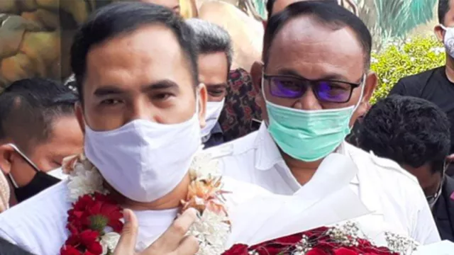 Pakar Hukum Geram, Saipul Jamil Bebas Malah Dapat Kalung Bunga - GenPI.co