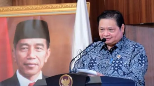 Airlangga Komunikasi dengan Jokowi, Bahas Reshuffle? - GenPI.co