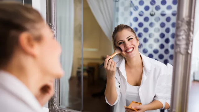 3 Tips Ampuh Membuat Wajah Berkilau Dengan Makeup Sederhana - GenPI.co
