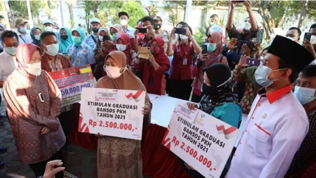 Ajak Mensos ke Dapil, Bukhori Boyong Berbagai Bansos bagi Warga - GenPI.co