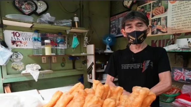 Bisnis Kuliner Ko Atek yang Tetap Eksis di Pasar Baru - GenPI.co