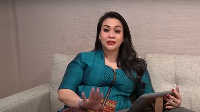 Zoya Amirin Beber Saat Milik Pria Dicabut, Wanita Merasa Melayang - GenPI.co