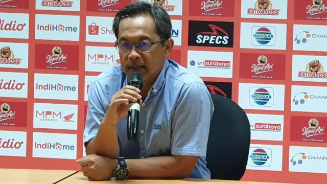 Usai Persebaya Dibantai Borneo FC, Aji Santoso Beri Pesan Tegas - GenPI.co