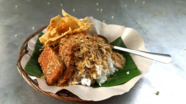 Warung Nasi Pecel Jawa Timuran di Depok, Wajib Dicoba! - GenPI.co