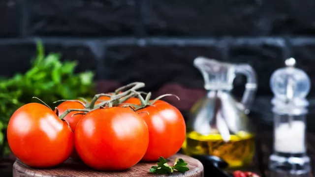 Tomat Rebus Campur Madu Khasiatnya Tokcer, Goyang Sampai Subuh - GenPI.co