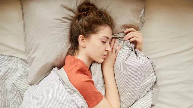Tidur Tetap Nyenyak Saat Sakit Punggung dengan 2 Tips Ini - GenPI.co