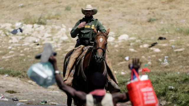 Imigran Haiti Dihalau dengan Tali Kekang Kuda, Gedung Putih Murka - GenPI.co
