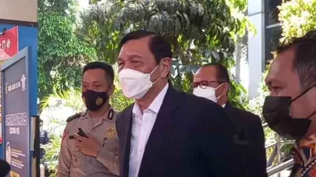 Natalius Pigai Geram, Luhut Dituding Ngaco - GenPI.co