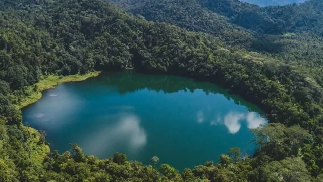 Wisata Danau Ranamese, Keindahan Alamnya Sungguh Wah! - GenPI.co